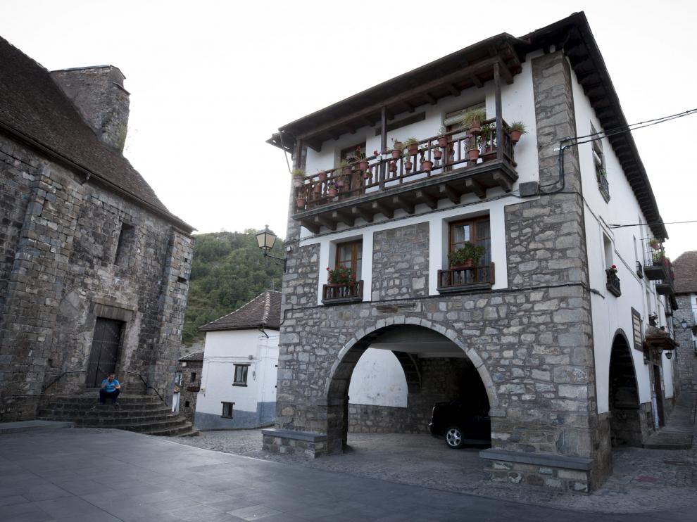 Hecho destaca por sus edificios empedrados.