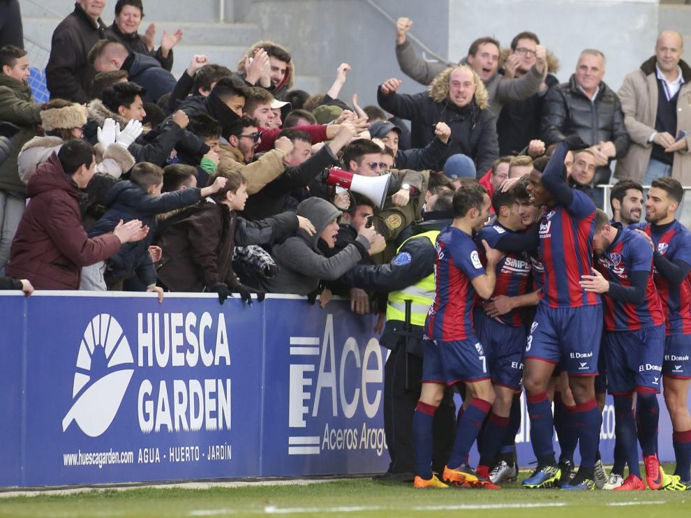 Los jugadores del Huesca celebran junto a su afición el 3-0 que anotó Álex Gallar frente al Lugo el pasado domingo.