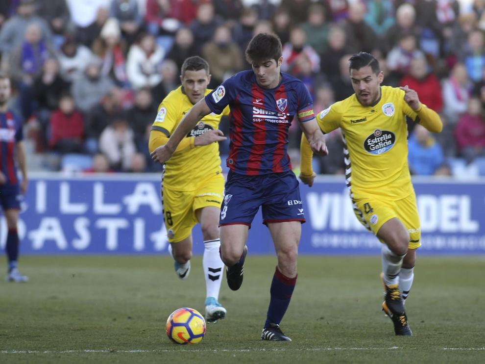 Gonzalo Melero pugnando con Josete, del Lugo, durante el partido del pasado domingo en El Alcoraz (3-0).