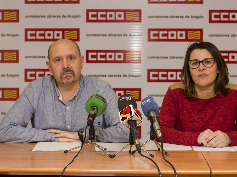 El secretario general de CC. OO. en Aragón, Manuel Pina, y la secretaria de Acción Sindical, Sandra García