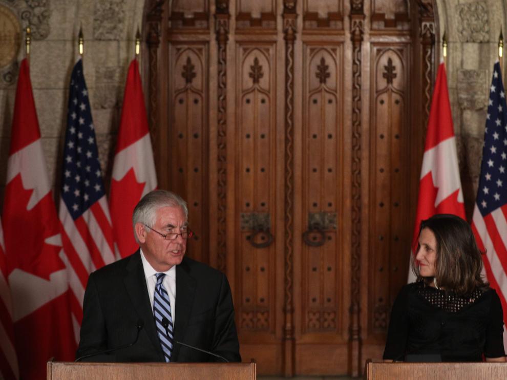 El secretario de Estado de Estados Unidos, Rex Tillerson y la ministra de Asuntos Exteriores de Canadá, Chrystia Freeland.