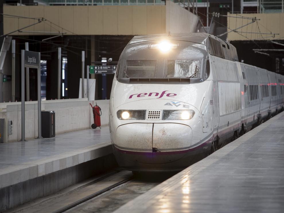 Un tren AVE en Zaragoza