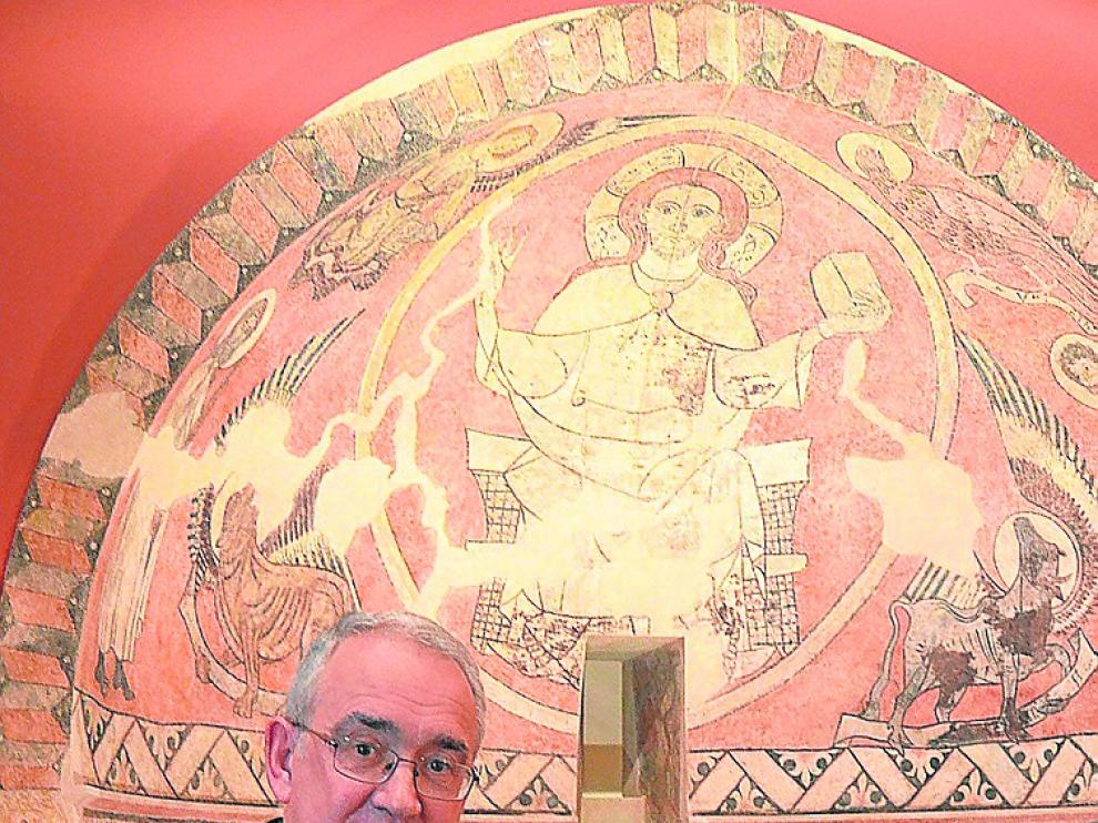 Pérez, en el Museo Diocesano, con el pantocrator de Vió.