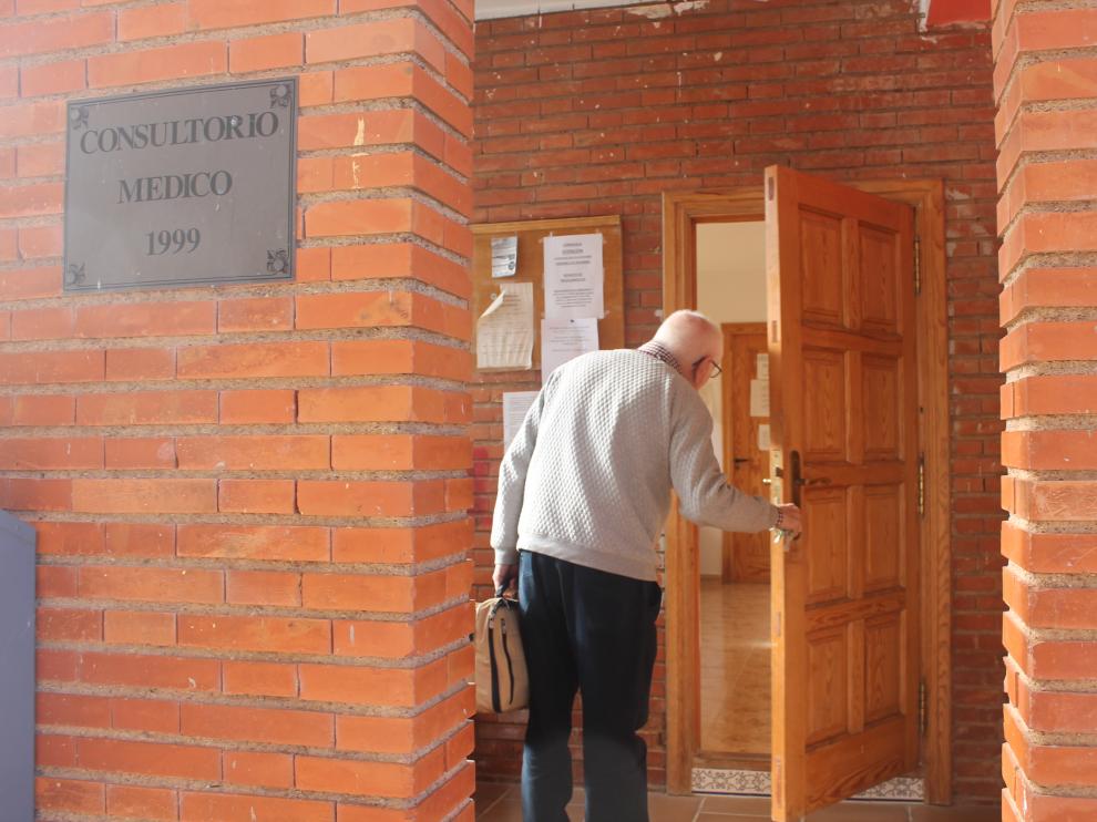 José Luis Remartínez entrando al consultorio médico de Ferreruela, en las antiguas escuelas.