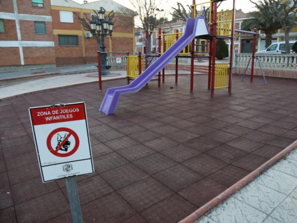 Uno de los parques infantiles reformados en Mequinenza