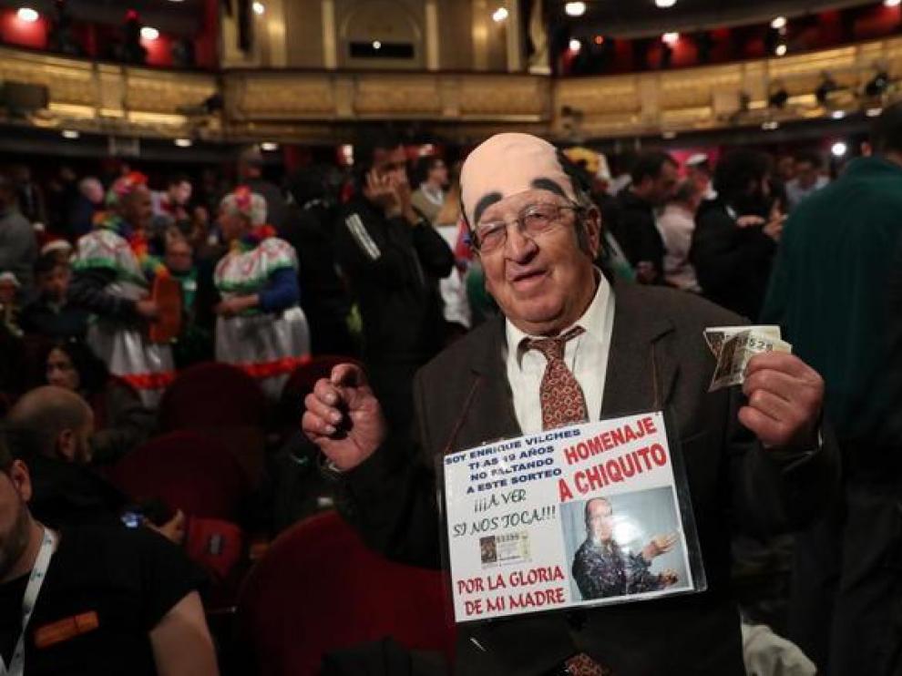 Uno de los asistentes al sorteo disfrazado en homenaje de Chiquito de la Calzada.