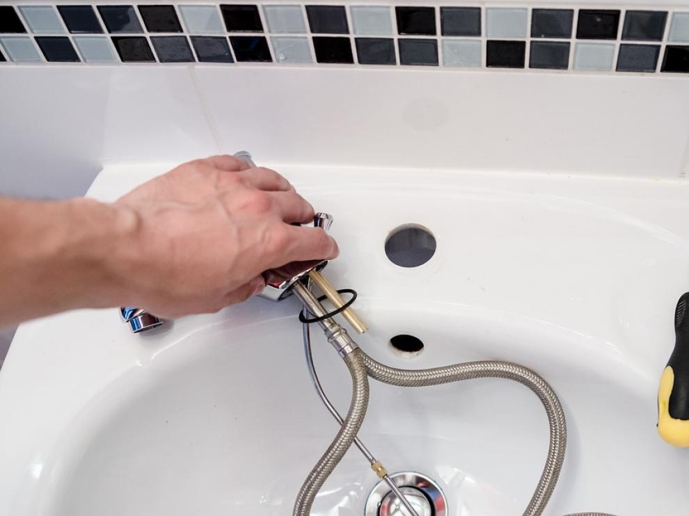 Inodoros y lavabos atascados son algunas de las averías más comunes.