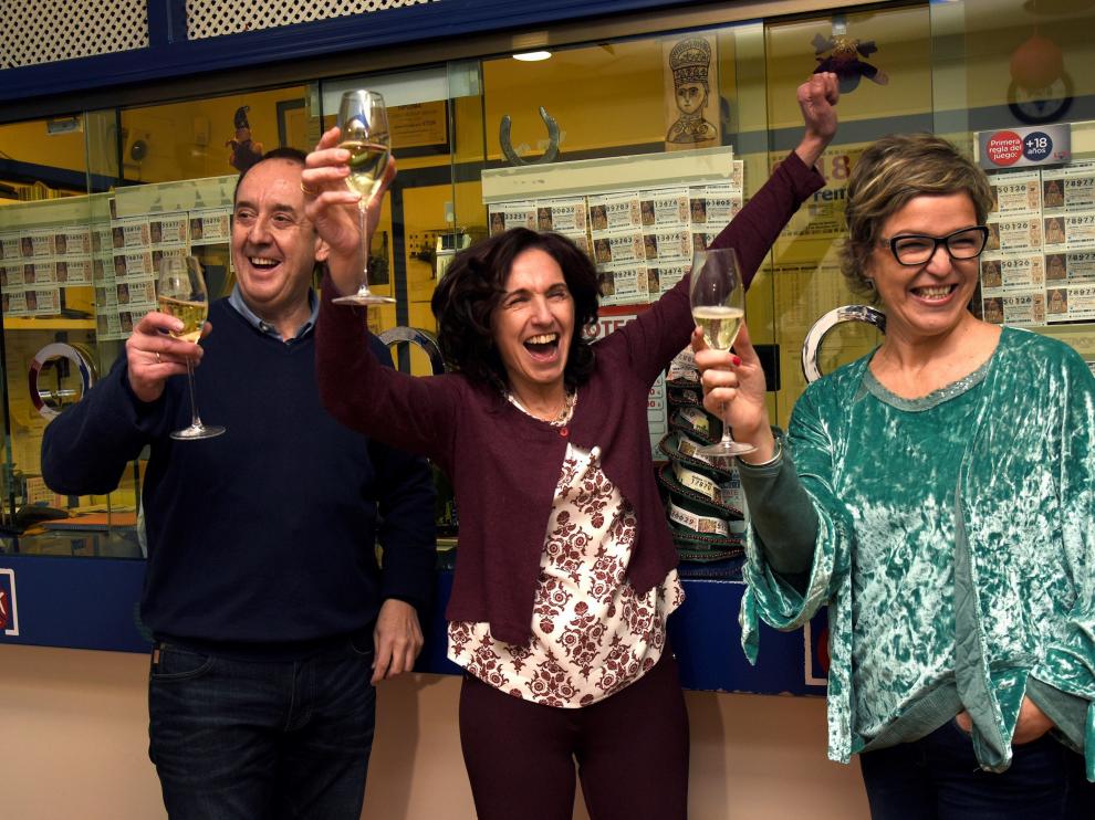 El dueño de la administración número 2 de Jaca, José Luis Dessi, junto a su mujer, Carol López, y la empleada, Mamen Jarne.
