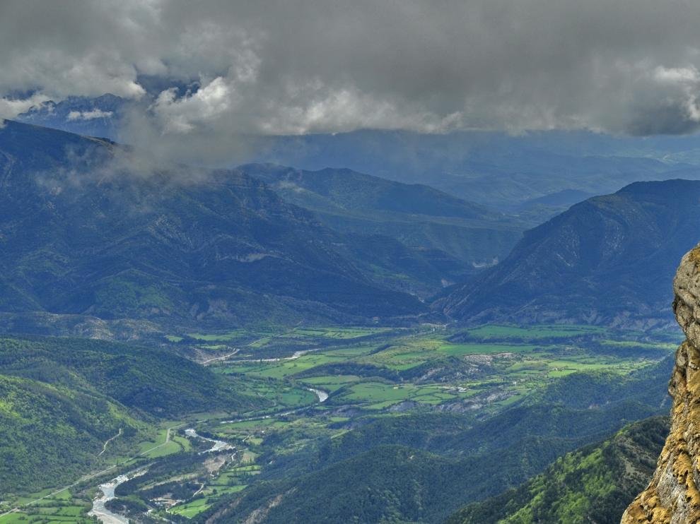 El hombre-choto de la Peña Canciás,_Mamés, se arrojó al vacío sobre el valle del río Ara.