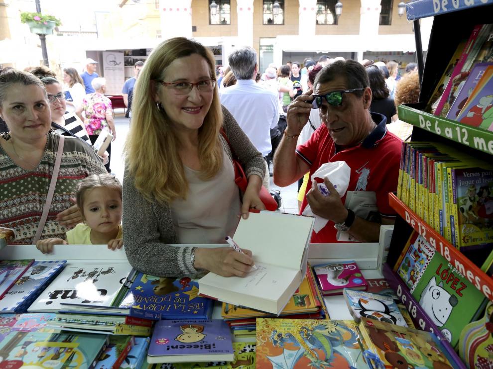 Luz Gabás, firmando en la última Feria del Libro de Huesca
