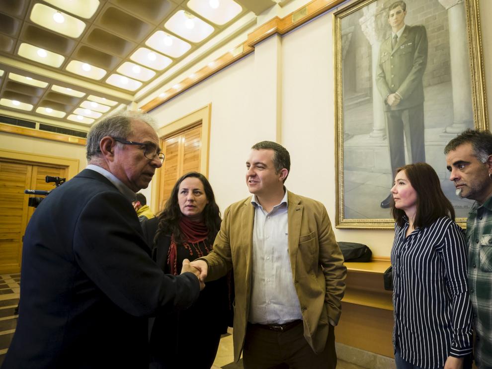 El consejero de Hacienda, Fernando Gimeno, y los negociadores de Podemos, en el Pignatelli.