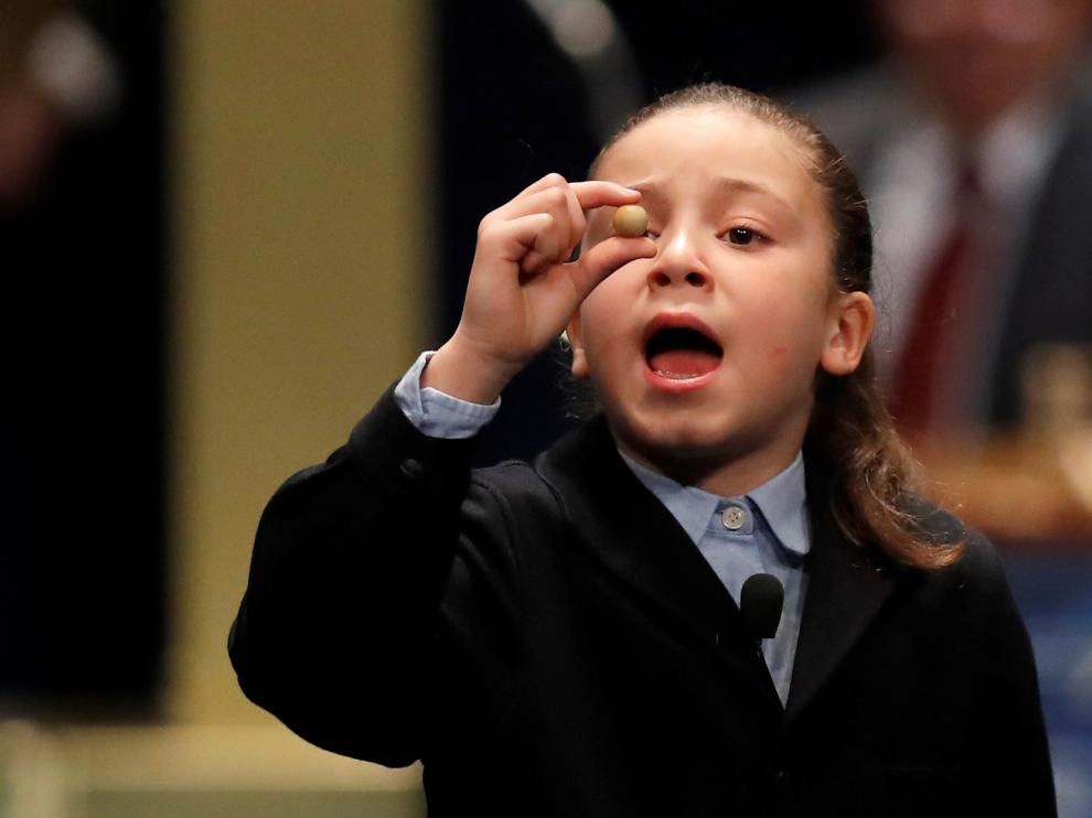 La pequeña Aya, durante el Sorteo de Navidad.