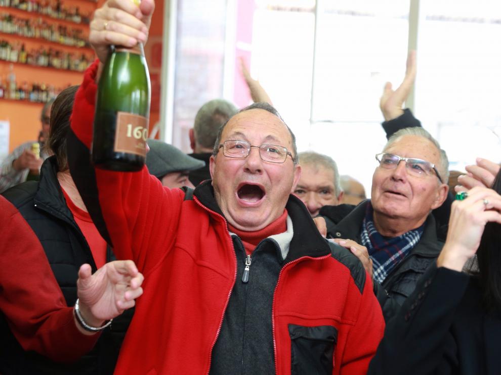 Unos agraciados con el tercer premio de la Lotería de Navidad el en la sede de la Tercera Edad en Alagón