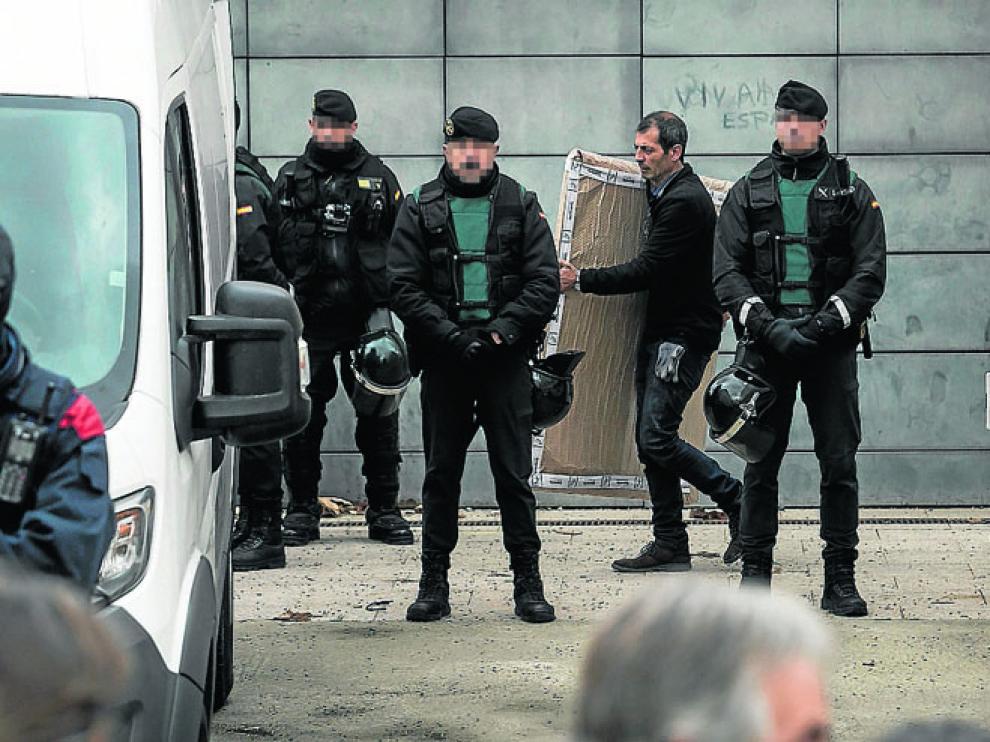 Los bienes se trasladaron en medio de un fuerte despliegue policial por las protestas en Lérida.