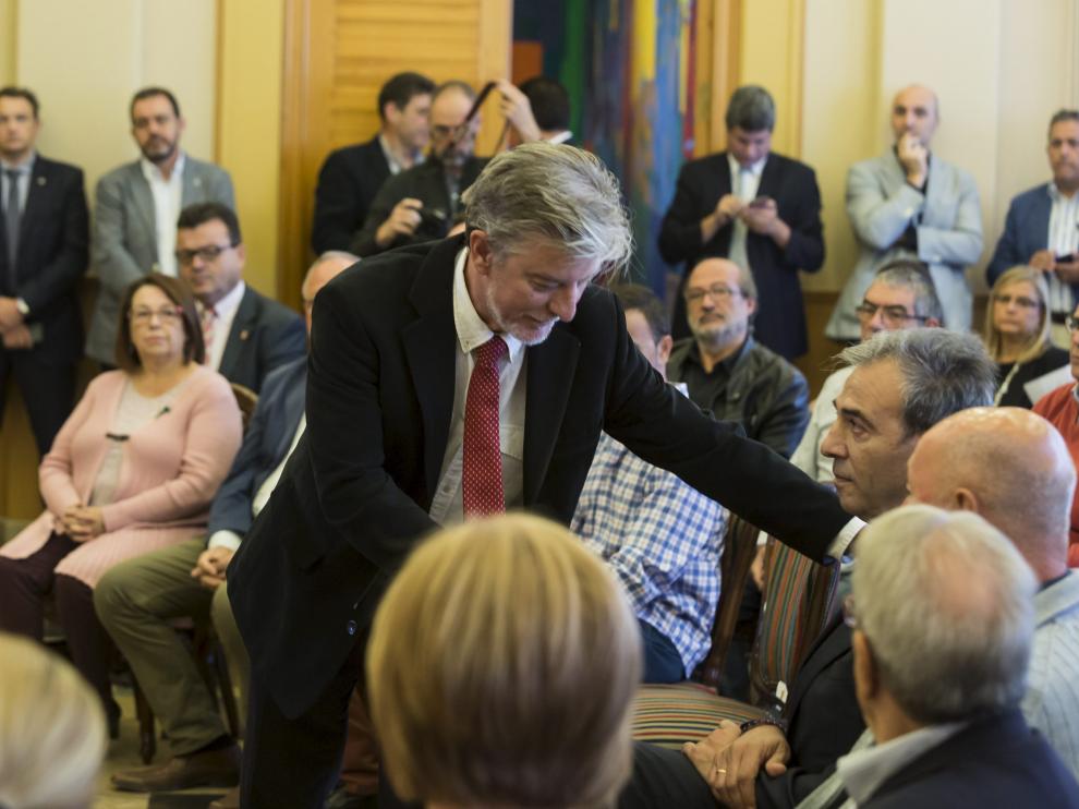 El alcalde Santisteve saluda a su homólogo de Utebo, Miguel Dalmau, el 18 de septiembre.