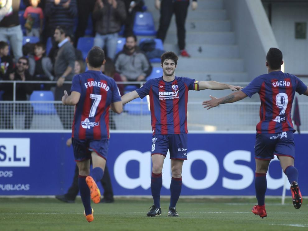 Ferreiro y Cucho corren a abrazarse con Melero tras un gol del capitán en El Alcoraz.