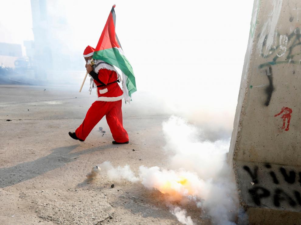Un manifestante palestino vestido de Papa Noel en Belén