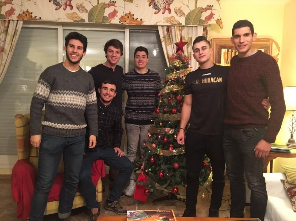 Vallejo, junto a varios amigos.
