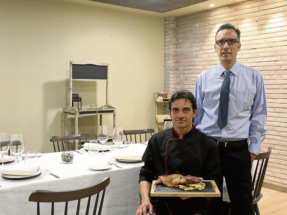 El jefe de sala, Javier Aguayo, de pie, y el cocinero, Alberto Morales, en La Huerta del Figueral.