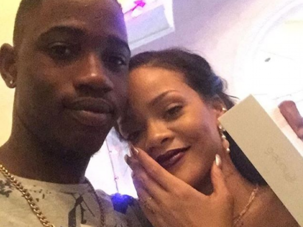 Rihanna junto a su primo en una foto que la cantante compartió en las redes sociales.