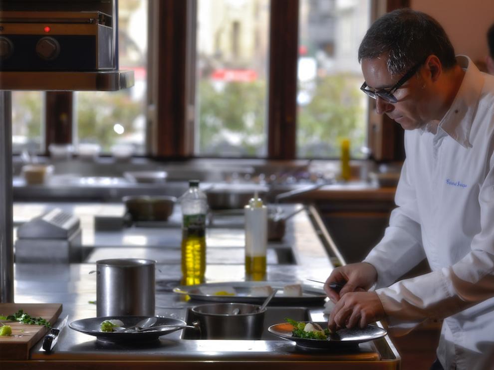 Carmelo Bosque, en la cocina del restaurante Lillas Pastia de Huesca.