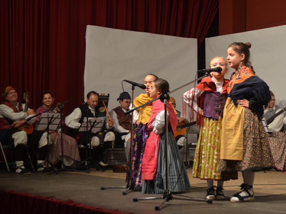 Representación teatral y actuación de la Rondalla Aires del Cinca en Pomar de Cinca.