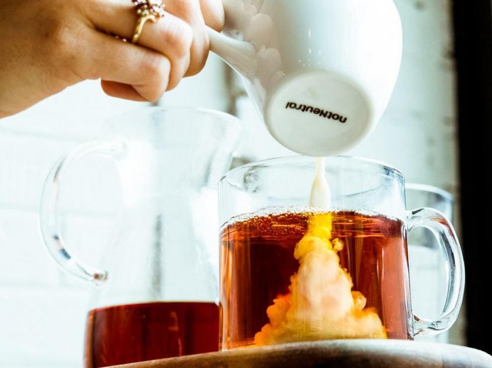 El té con leche es una apuesta segura para acabar con las tiritonas invernales.