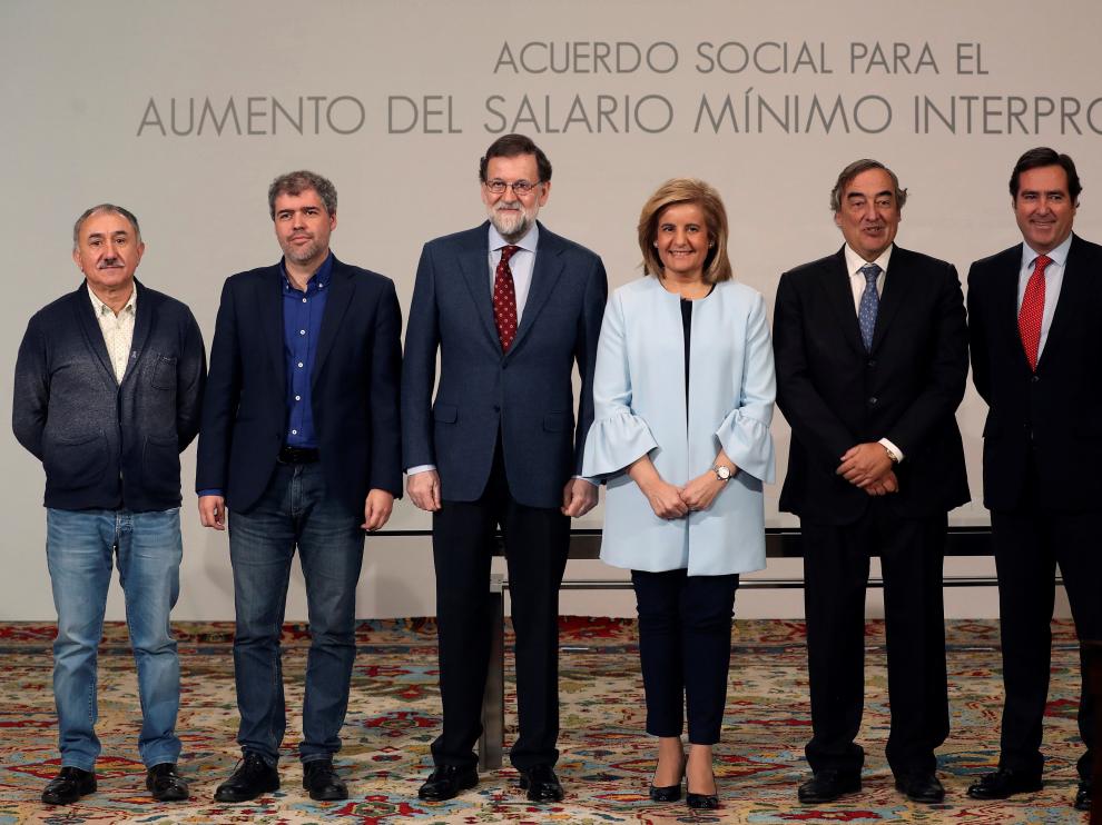 Los represententas de CCOO, UGT, Cepyme y CEOE este martes con el presidente del Gobierno y la ministra de Empleo