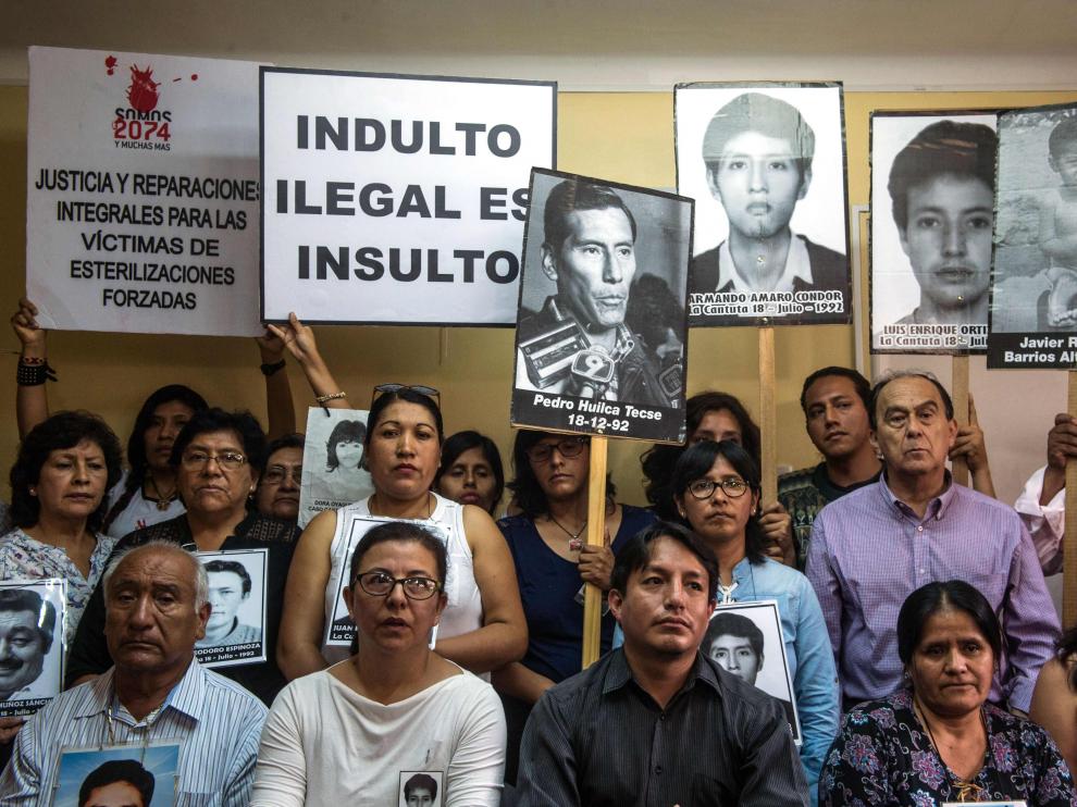 Familiares de las víctimas protestando por el indulto a Fujimori.