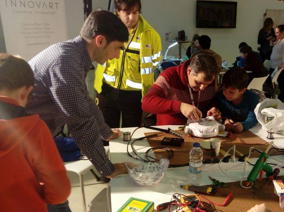 Imagen del 'Repair Café' celebrada en La Azucarera.