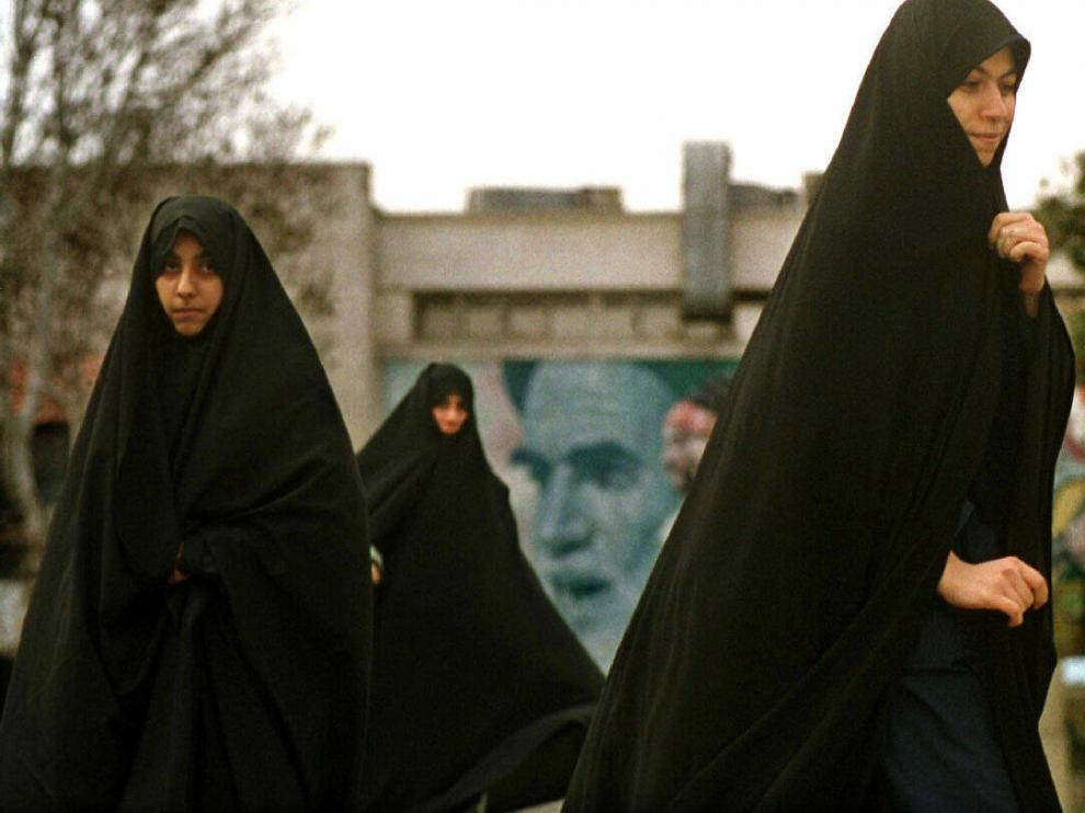 Mujeres iraniés con la tradicional vestimenta islámica.