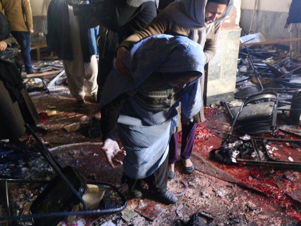 Dos mujeres buscan a familiares tras la explosión en Kabul.
