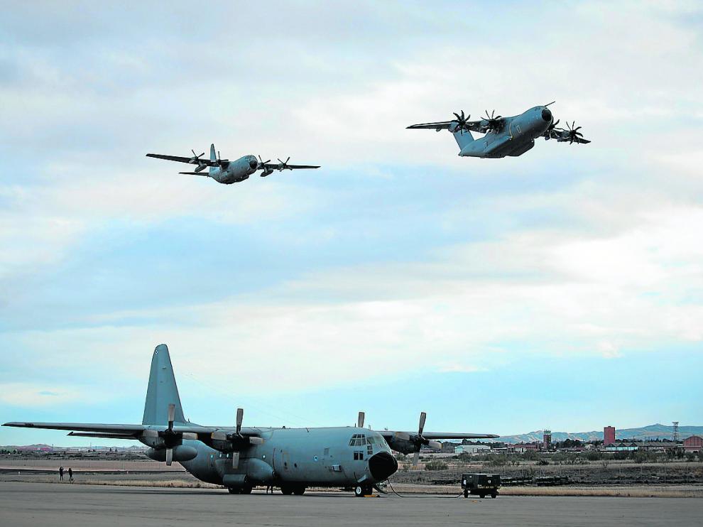 El nuevo avión A400, en el cielo, por delante del Hércules C-130, a su llegada a Zaragoza.