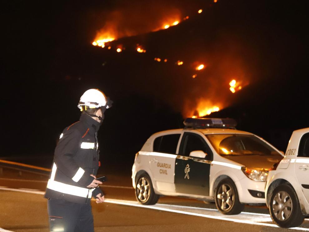 El incendio obligó a desalojar 60 viviendas.