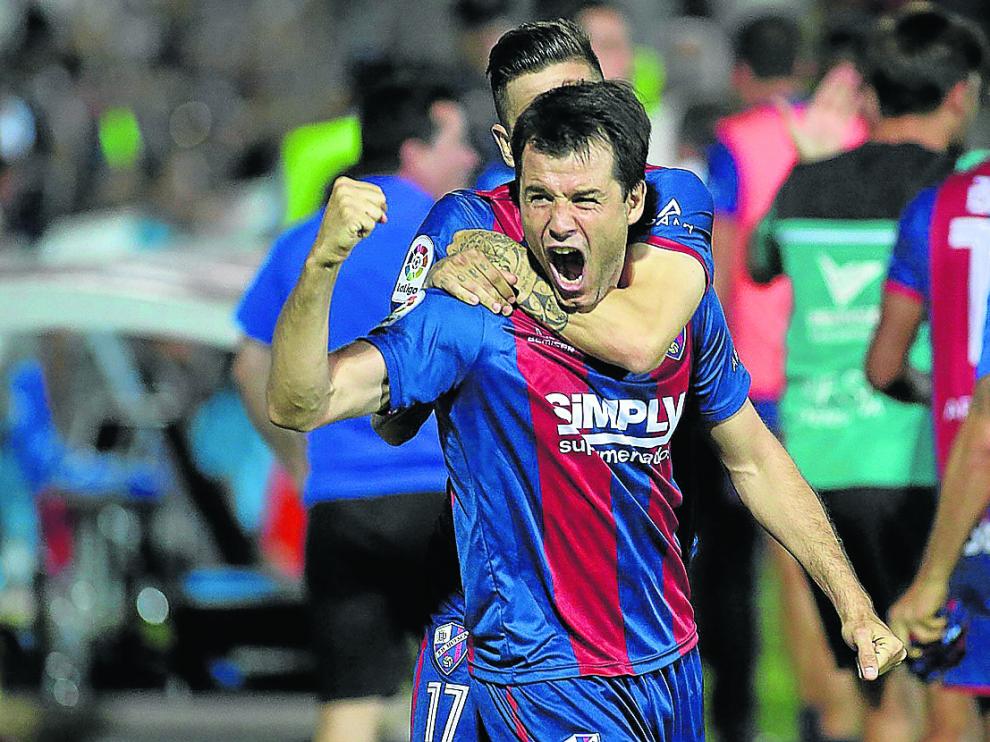 Juanjo Camacho, capitán del Huesca, celebra el 2-2 que anotó ante el Getafe y que cerró el choque de ida del 'play of'.