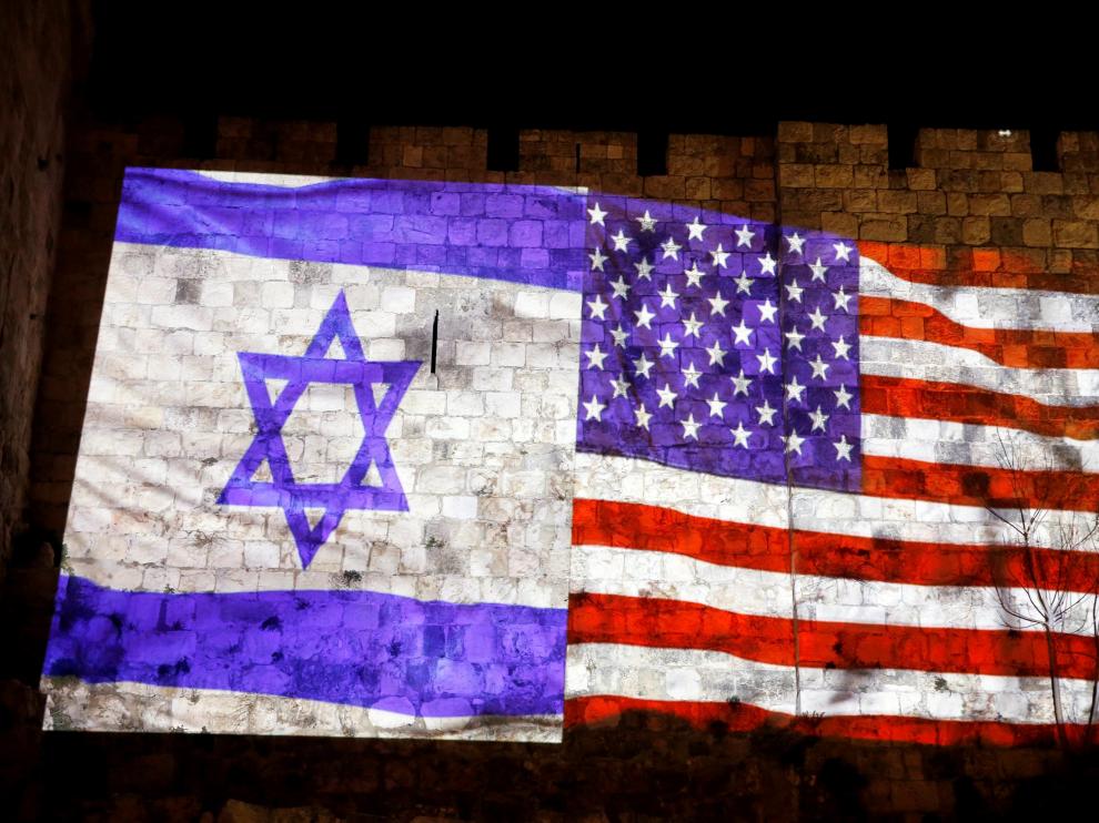 Banderas de Estados Unidos e Israel, proyectadas en el muro de la ciudad de Jerusalén