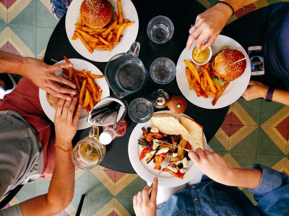 Las patatas fritas y las hamburguesas son dos de los que más adicción generan.
