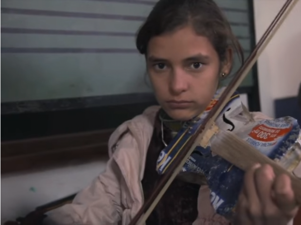 Una de las integrantes de la orquesta