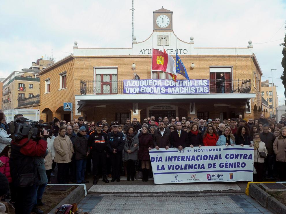 Minuto de silencio ante el ayuntamiento de Azuqueca de Henares por el asesinato de una mujer