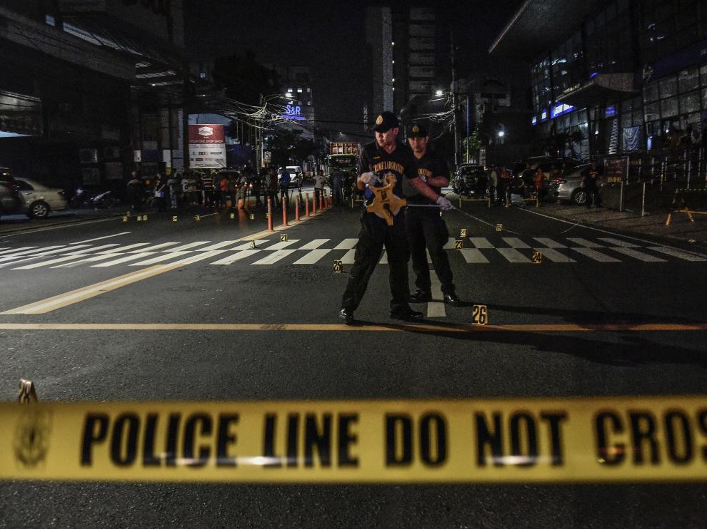 Miembros de la Policía de Filipinas en el lugar del suceso