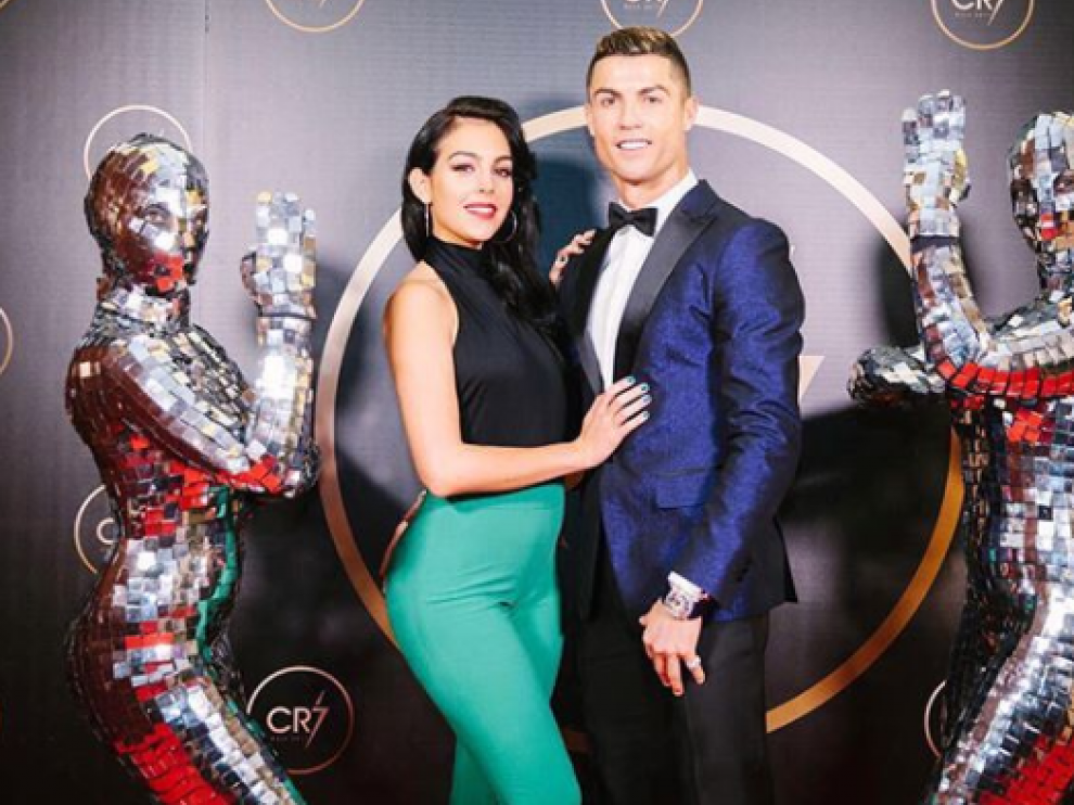 La modelo Georgina junto a Ronaldo en su fiesta homenaje.