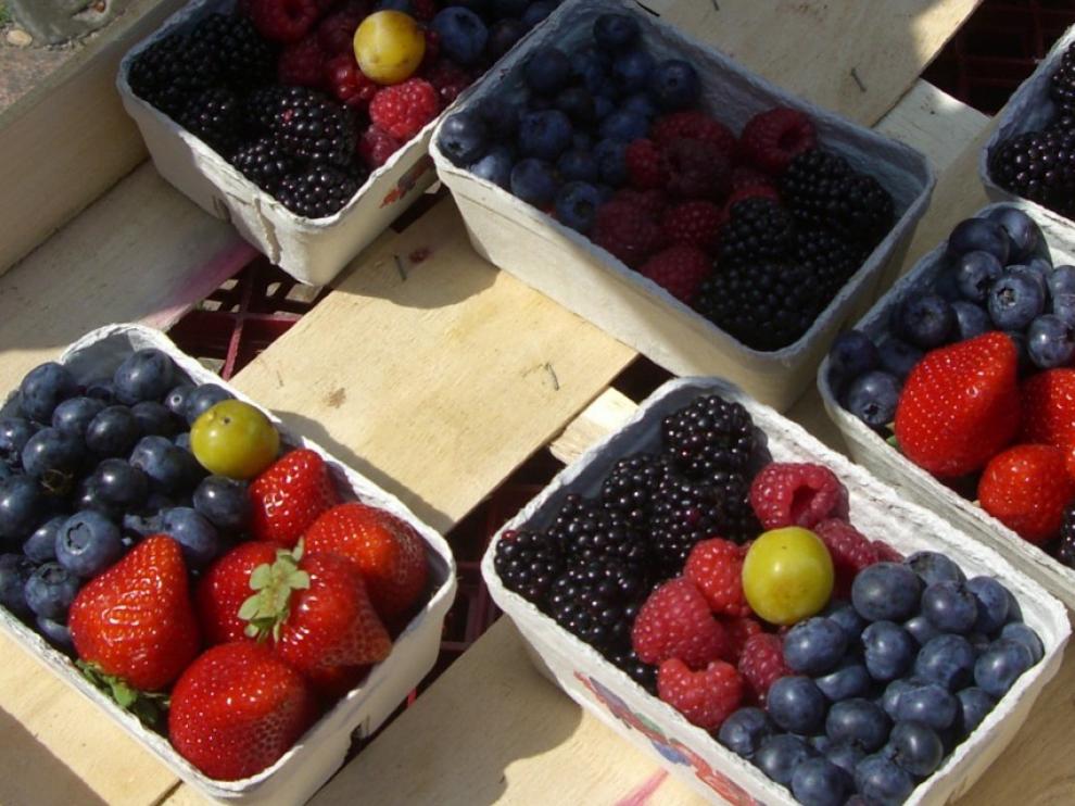 El consistorio repartió 2.000 tarrinas con fruta y celebró un cotillón al aire libre.
