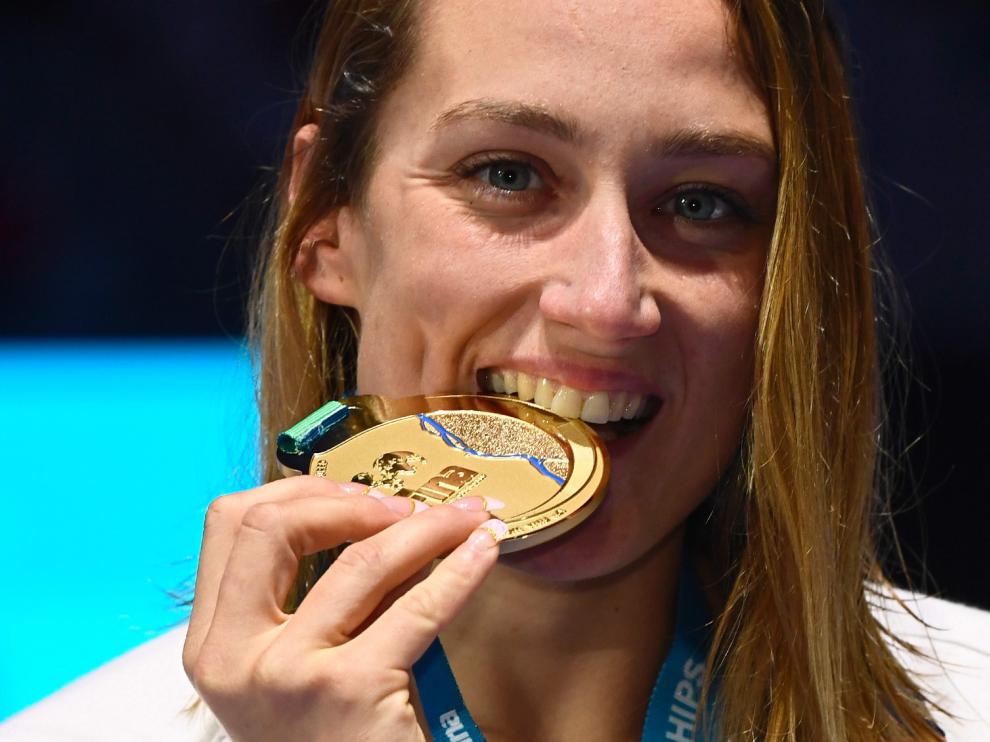MIREIA BELMONTE. Primer oro en un Mundial en piscina larga. La nadadora Mireia Belmonte se impuso en los 200 metros mariposa del Campeonato del Mundo de Budapest, donde consiguió tres preseas en total. Además, saldó su participación en la Copa del Mundo con ocho metales (cinco oros). Batió también el récord del mundo de 400 metros estilos en piscina corta en Eindhoven (Holanda).