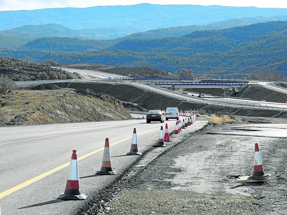 El futuro enlace de Lanave está ya muy avanzado y son perfectamente visibles las nuevas calzadas de la A-23.
