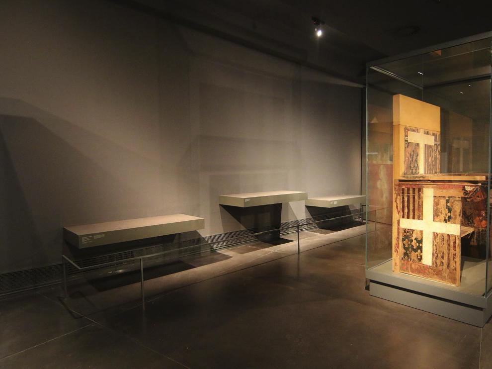 Imagen de las estanterías vacías del Museo de Lérida