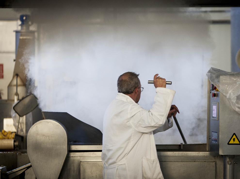 Julián Rubira vigila la fritura de las patatas en las instalaciones de Doruel.