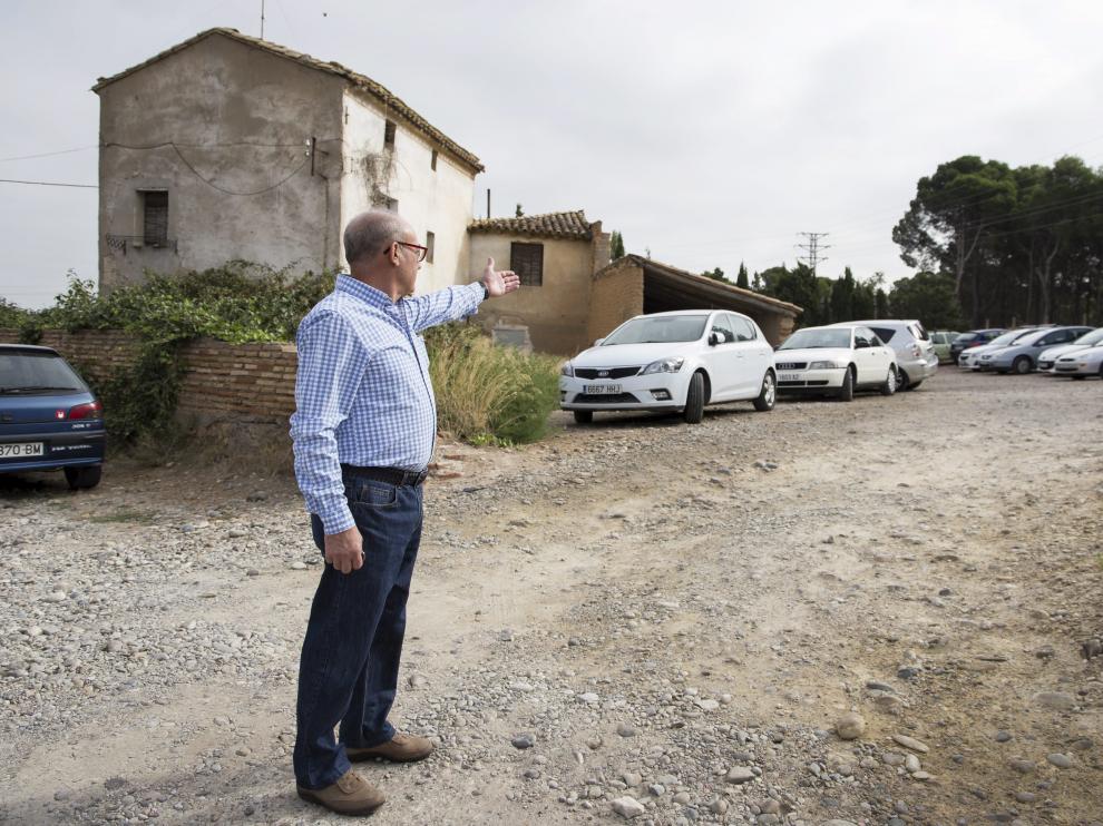 El alcalde del barrio de San Gregorio señala el lugar del antiguo campo de fútbol donde quieren que se habilite un aparcamiento para el hospital Royo Villanova.