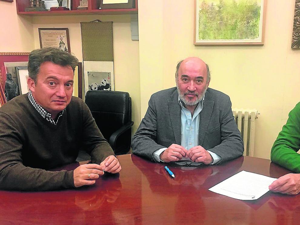 El alcalde de Calatayud, José Manuel Aranda en el centro, junto a Rafael Rincón y Luis Sanfiz, de Indeplas.