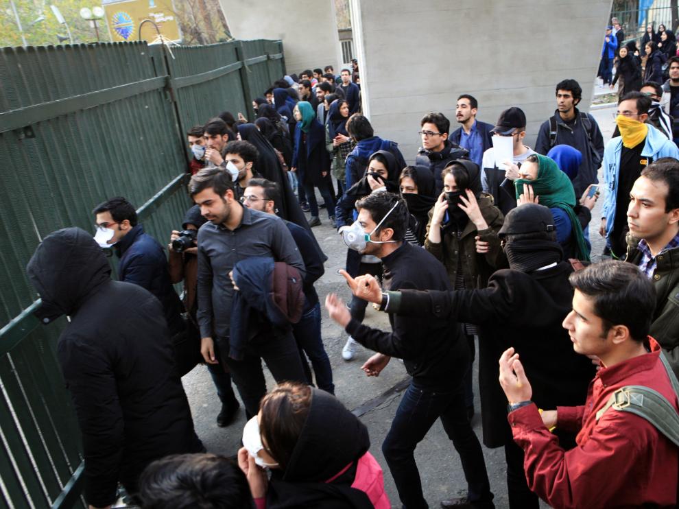 Muere un policía durante las protestas en Irán