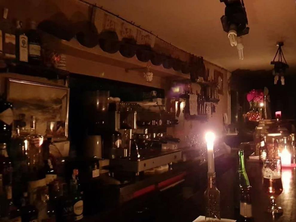 Las velas fueron necesarias en un bar de San Martín.